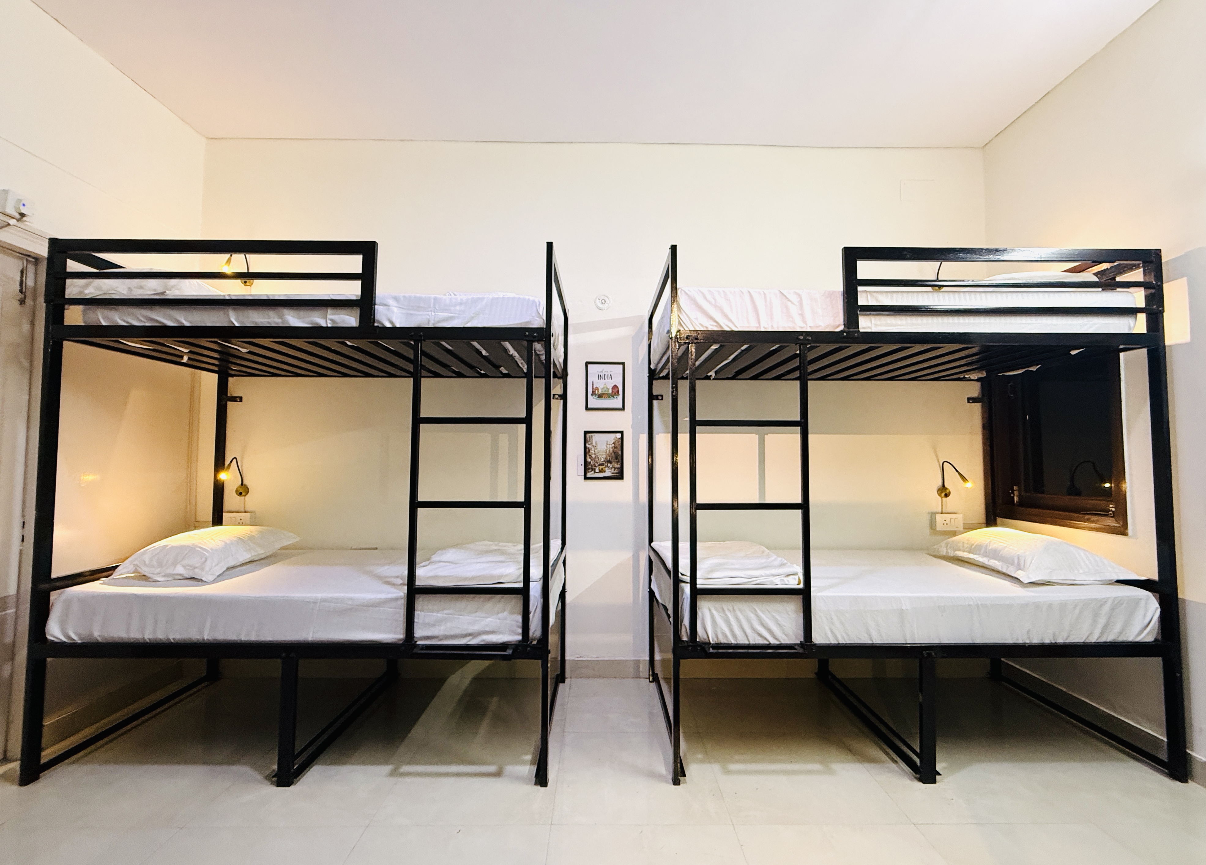 HOSHTEL99 Delhi dorm with bunk beds, individual lights and a central aisle