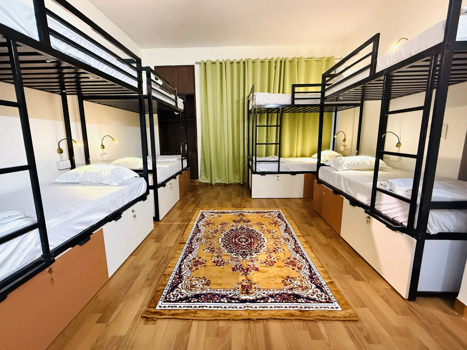 HOSHTEL99 Delhi dorm with green curtains and bunk beds