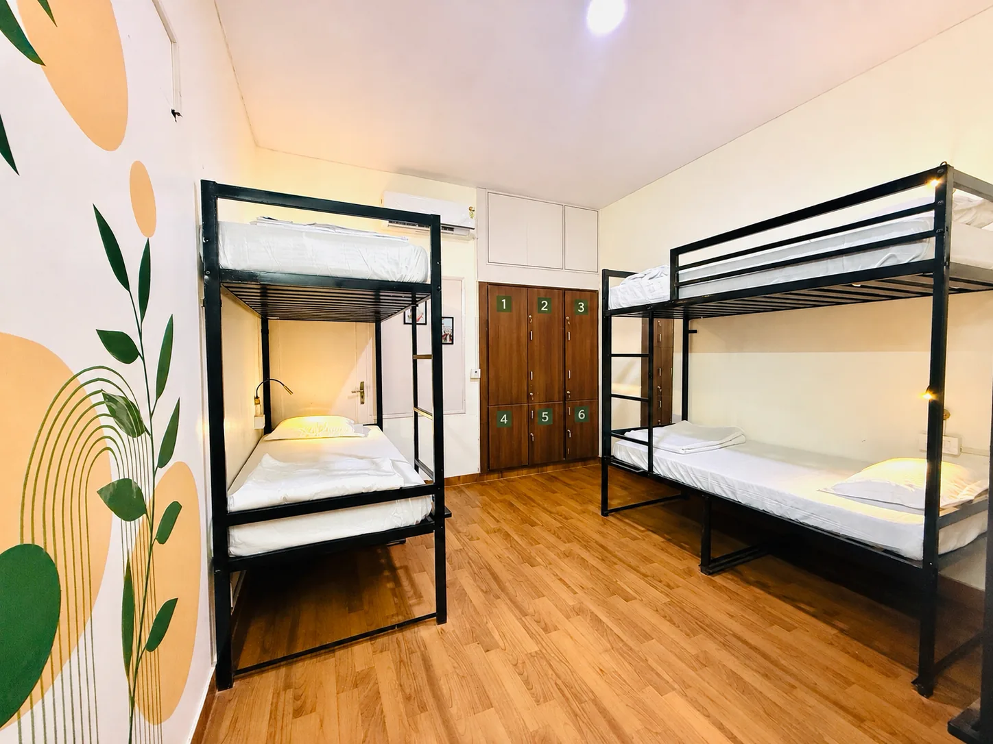 HOSHTEL99 Delhi dorm with wooden floor and lockers