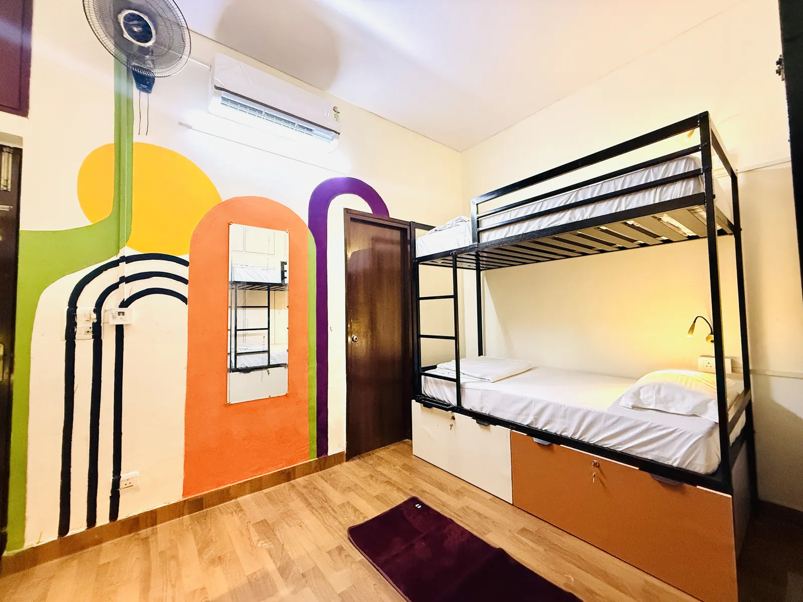 HOSHTEL99 Delhi dorm with colourful wall art
