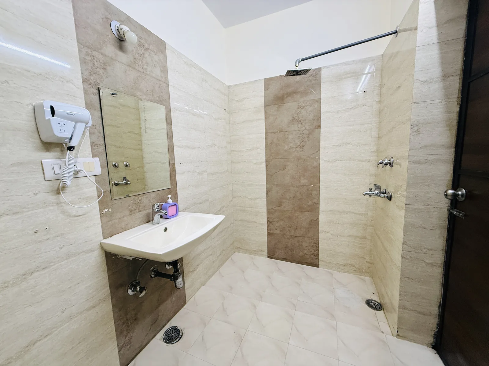 Private ensuite washroom inside a HOSHTEL99 Delhi dorm
