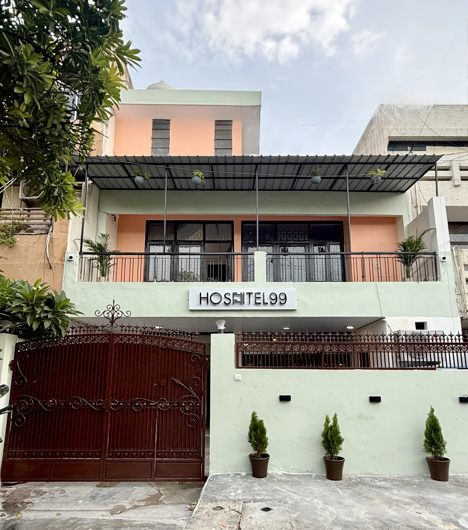 Full daylight view of the HOSHTEL99 Delhi façade, entrance and property signage