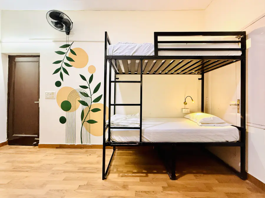 HOSHTEL99 Delhi bunk bed with fresh linen and a reading light