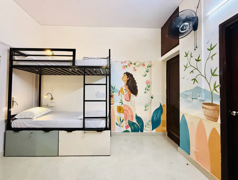 HOSHTEL99 Delhi dorm with a colourful nature mural