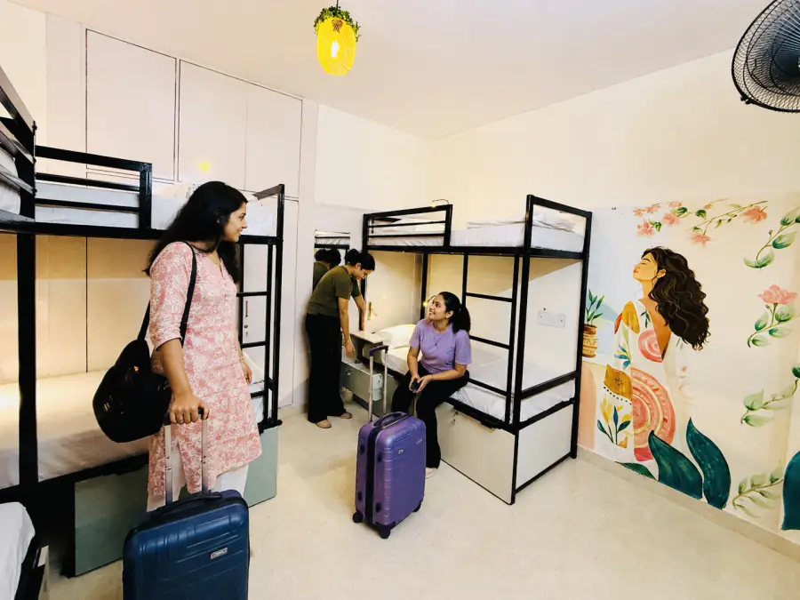 Guests arriving in the HOSHTEL99 Delhi female dorm