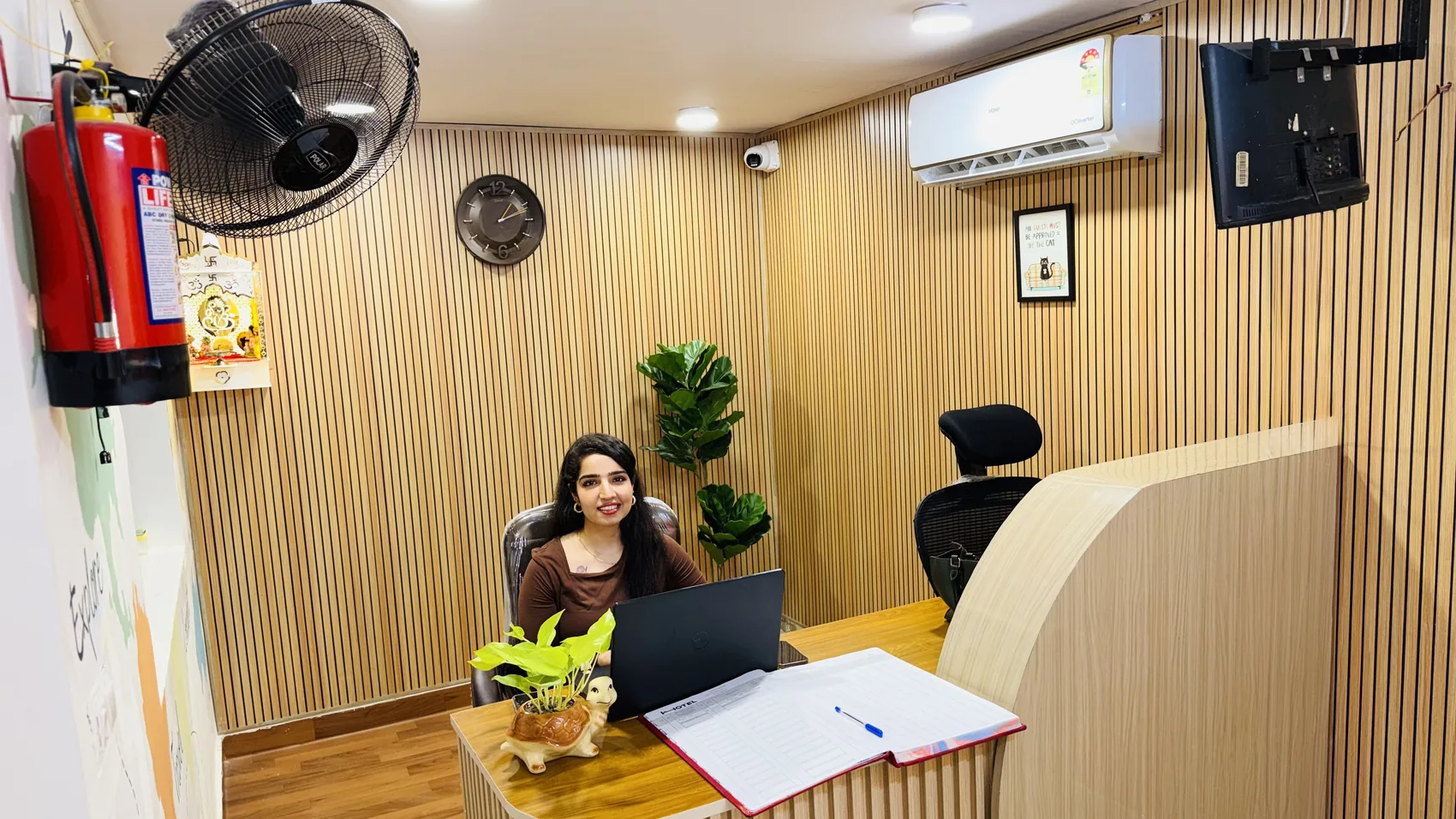 Reception and check-in desk at HOSHTEL99 Delhi