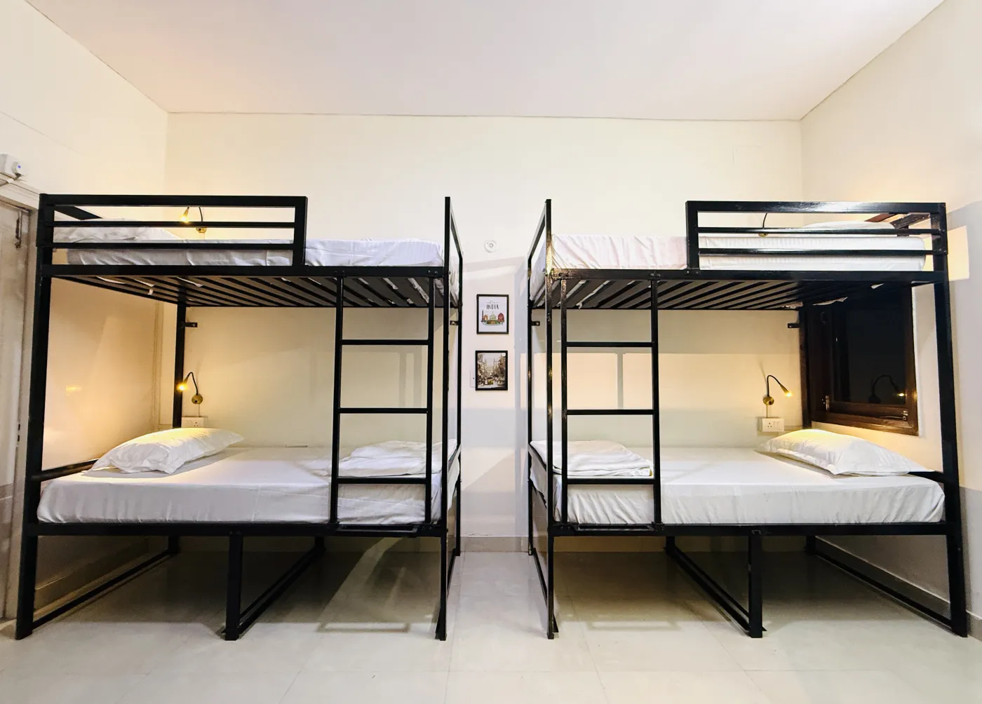 HOSHTEL99 Delhi dorm with bunk beds, individual lights and a central aisle